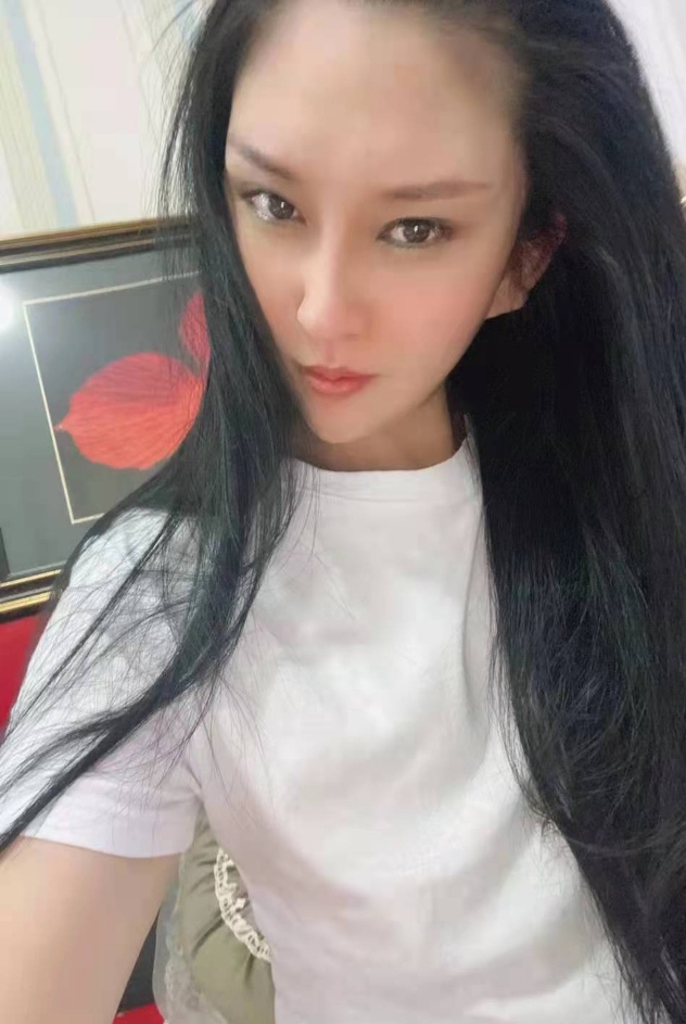 朋友推荐的美女平常喜欢健身练瑜伽